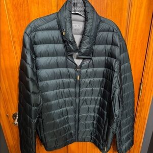 Green Tumi Jacket XL puffer rolls into compact packable excellent condition